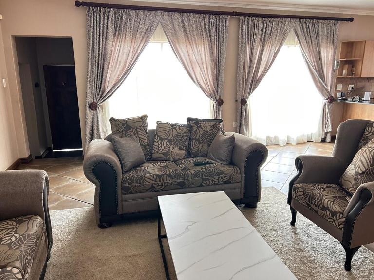 3 Bed Holiday Home - Ferienwohnung EMalahleni