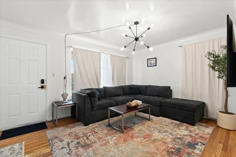 Cozy 4 Bedroom-Outdoor furniture- 2 bathrooms - B&B Dearborn Heights