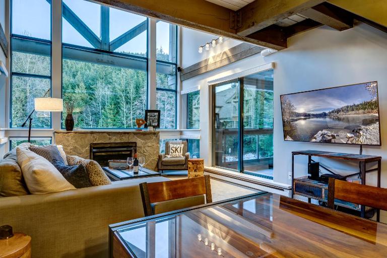 Greystone Lodge 412 Renovated - Bed and Breakfast Whistler