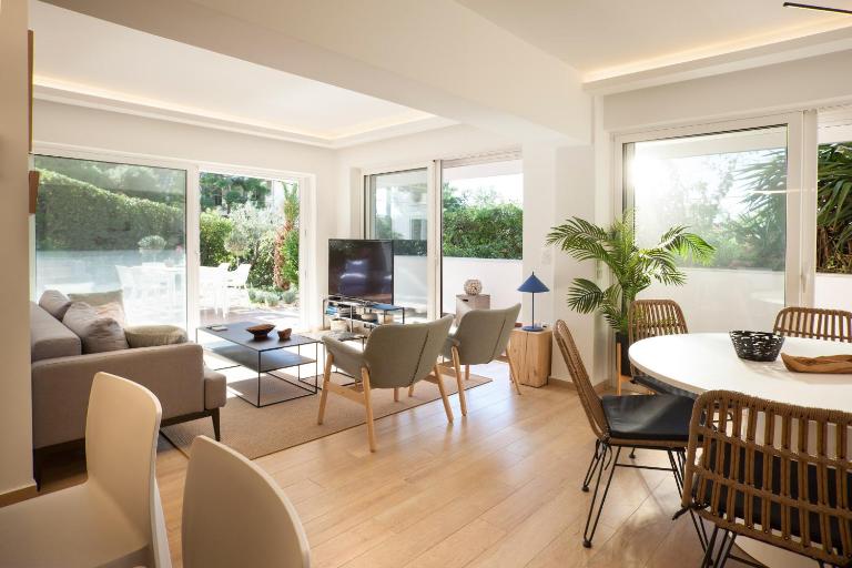 Vouliagmeni Bay Stylish house with private garden - Chambres d'hôtes Athènes