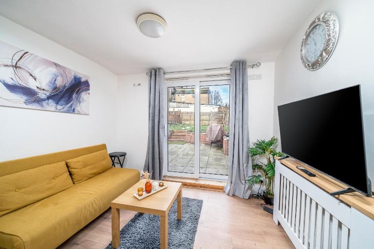 Beautiful 2-Bedroom North London Flat by D3 Short Stay, guests 6, free Wi-Fi, Private Yard - B&B Londra
