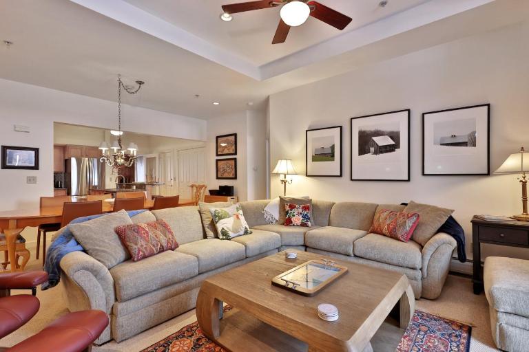 Lodges at Sunrise 3BR 3BA Luxury Ski On Ski Off Condo, Pool, Hot Tub, Gym, Sports Center - B&B Killington