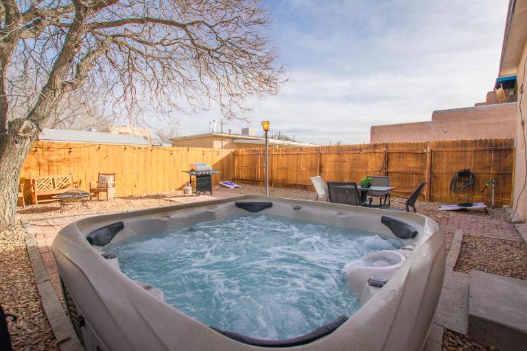 Grandma's Old Town Adobe House! Private Hot Tub-Close to Old Town-Pet Friendly-No Pet Fee! - Bed and Breakfast Albuquerque