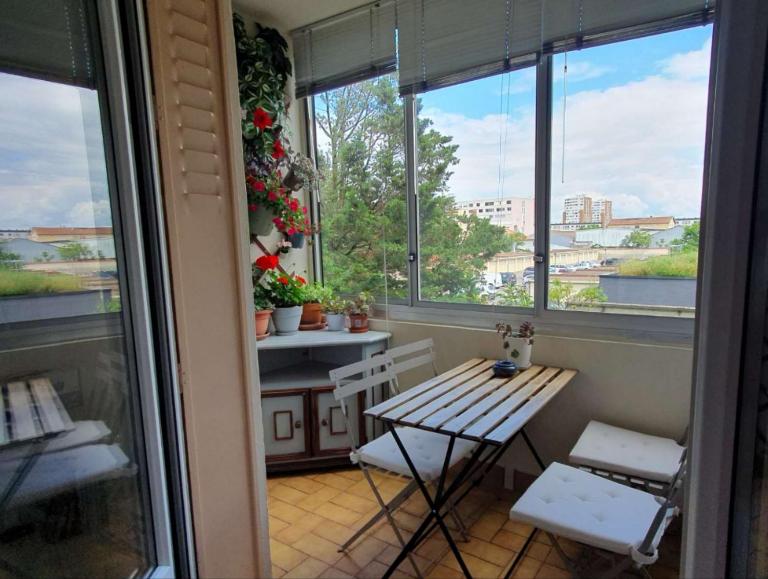 Médipôle T2 avec un garage gratuit sur place, 16min à centre ville Lyon en métro A - B&B Villeurbanne