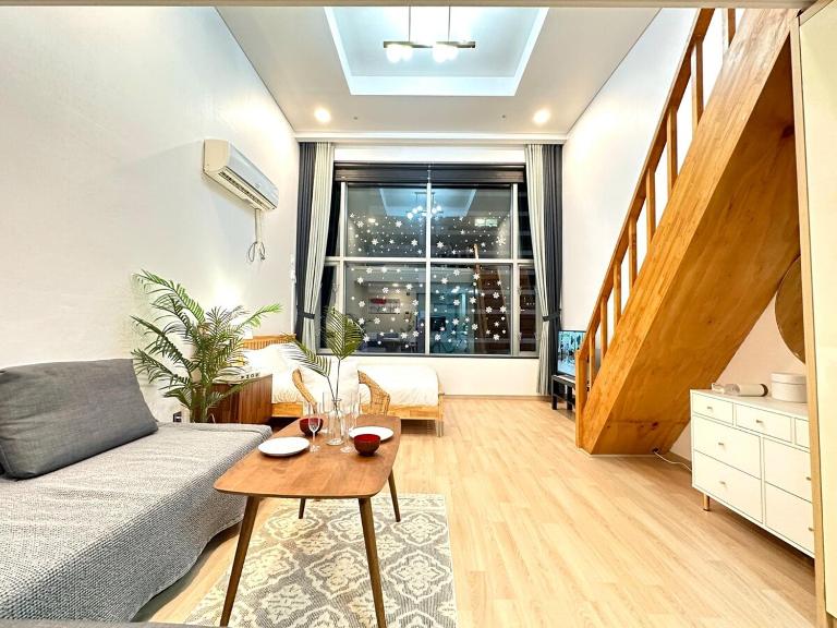 Spacious and Relaxing Duplex Hongik Stn 1min - B&B Seúl