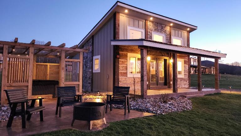 Valley View Resort Cabin 16, 1-Bed, Modern-Luxury with Hot Tub in Canaan Valley, WV - Chambres d'hôtes Davis