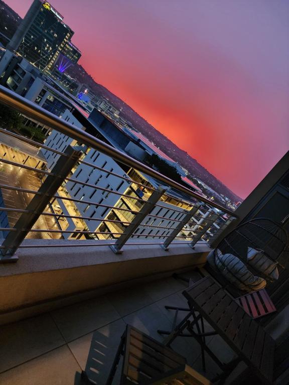 Menlyn Maine Apartment with Sunbet Casino view - B&B Pretoria