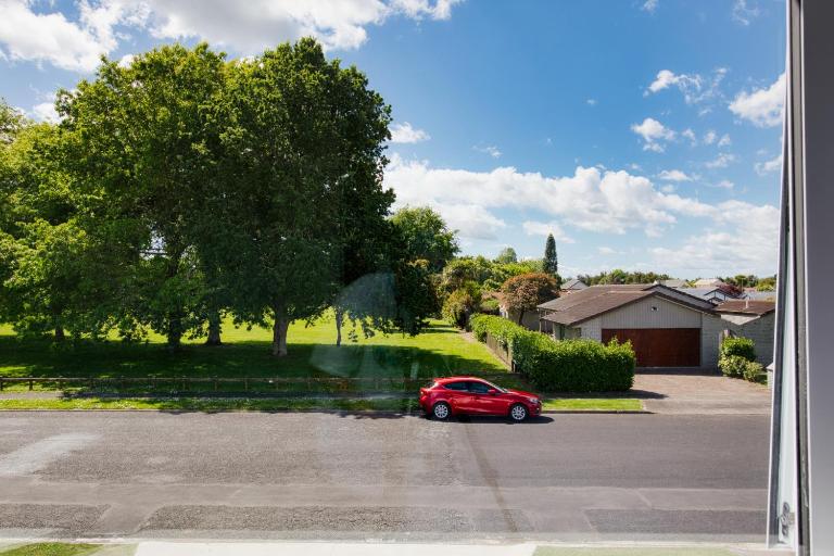Modern 3 Bedroom House Close to Chartwell Center - B&B Hamilton