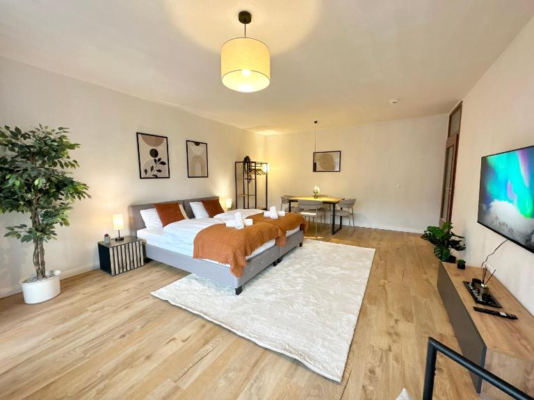 Moderne 2-Zimmer-Whg - Nähe Bahnhof mit Balkon und Stellplatz - 2 Smart-TV - Chambres d'hôtes Norderstedt