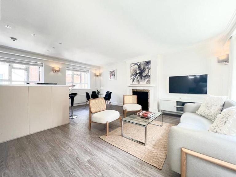 Split Level 2 Bed Apartment- Mayfair - Ferienwohnung London