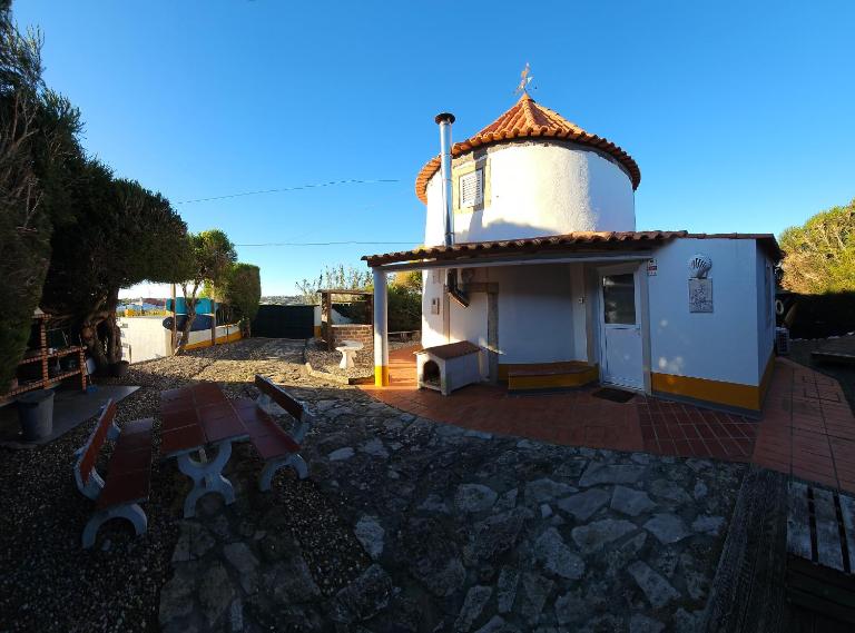 Windmill House - B&B Encarnação