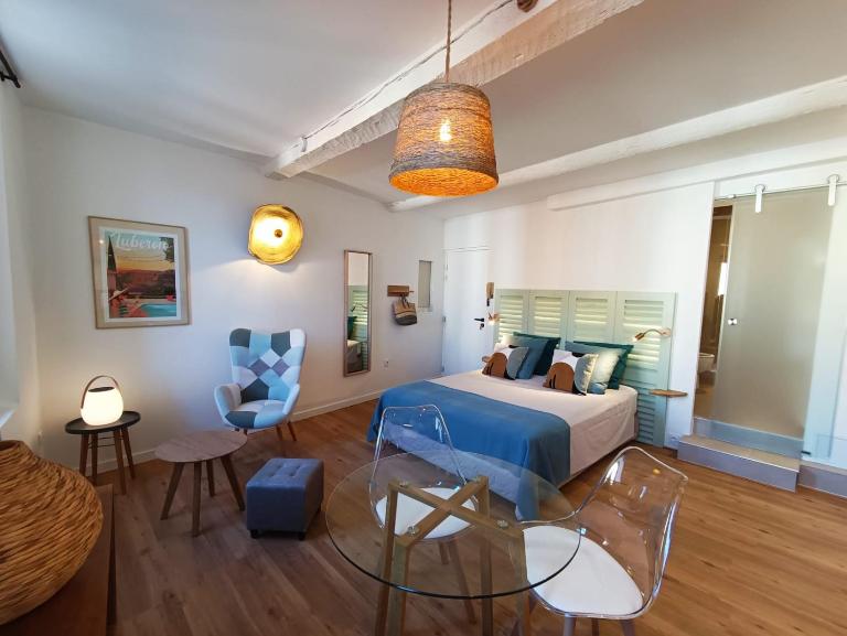 Centre historique studio rénové avec vue - B&B L'Isle-sur-la-Sorgue