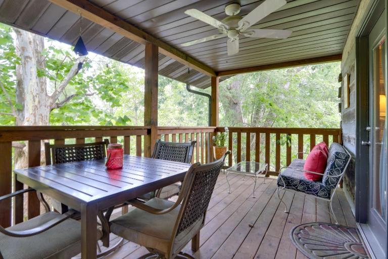 Fire Pit & Deck! Cozy Smoky Mtn Retreat on River - B&B Townsend