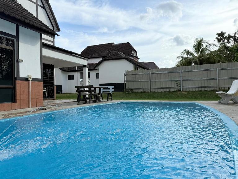 A'Famosa Private Pool Villa Lot 872-Fong Homestay - Chambres d'hôtes Kampong Alor Gajah