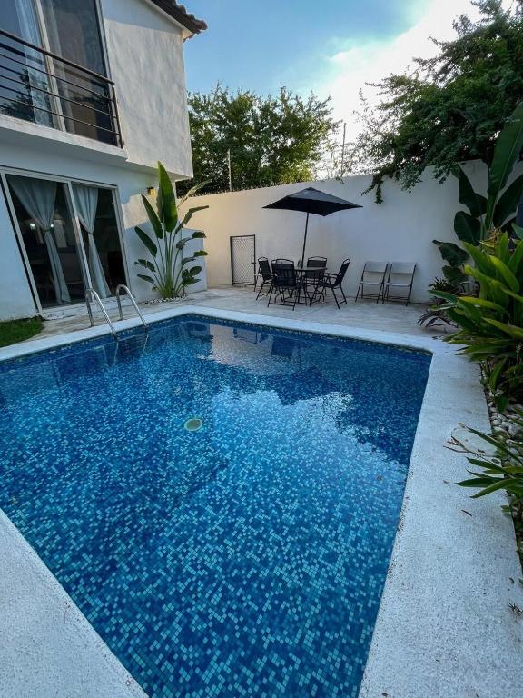 Casa con alberca, cerca al aeropuerto de PV - B&B Las Juntas