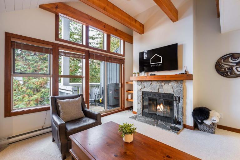 Townhome | Complex hot tub | BBQ | Free Parking - B&B Whistler