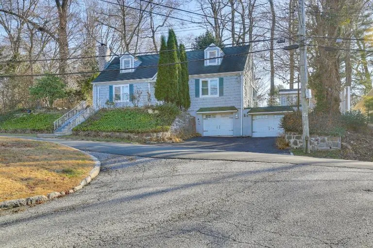 3 Mi to Downtown: Spacious White Plains Home - Bed and Breakfast White Plains