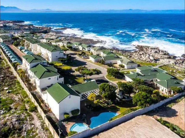 Whale Rock Estate Four 1 - B&B Hermanus