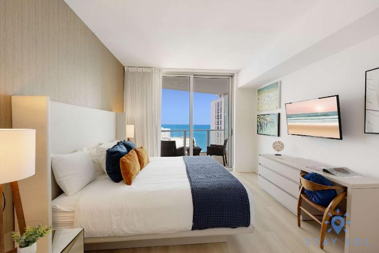 Apartment with Ocean View Balcony - B&B Hollywood