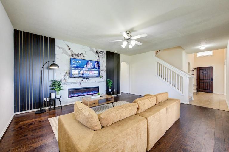 Elegant Retreat at Katy Houston, 2330 sf, 4 Bedroom 2 and Half Baths, Game Room, King Bed, BBQ, Located near Katy Asian Town, Typhoon Waterpark - Chambres d'hôtes Katy
