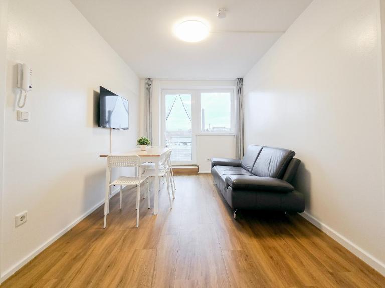 Tolstov Apartments - 3 Room Apartment - Terrace - 25 Min to Messe DUS - Bed and Breakfast Krefeld