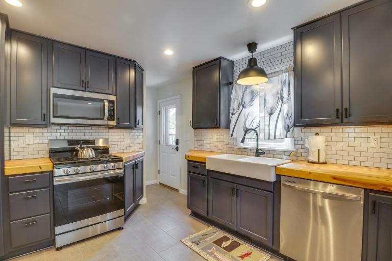 Charming Retreat in Charlottesville w/ Deck! - B&B Charlottesville