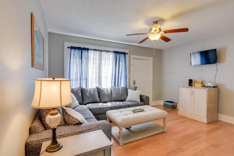 Deck & Shared Hot Tub: Apt 3 Mi to Dtwn Galveston! - Ferienwohnung Galveston