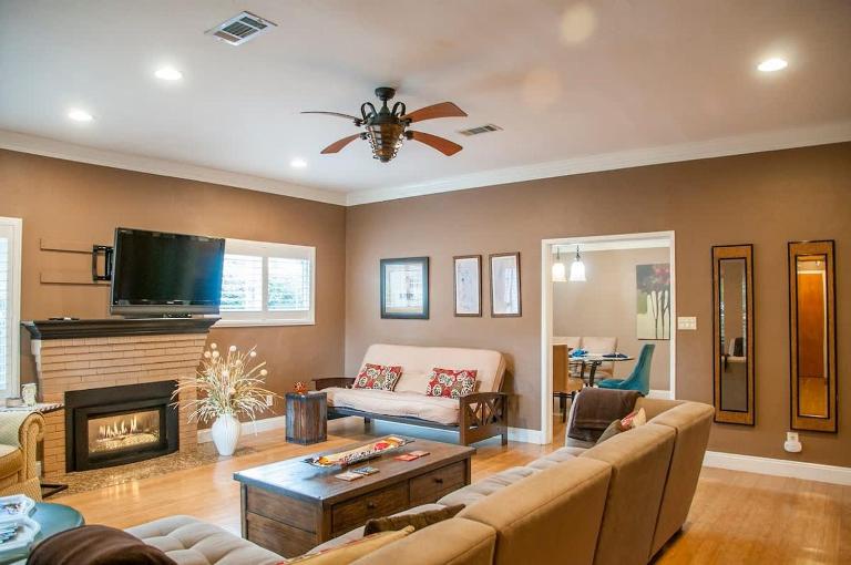 Group Retreat with Hot Tub & Studio - B&B Visalia