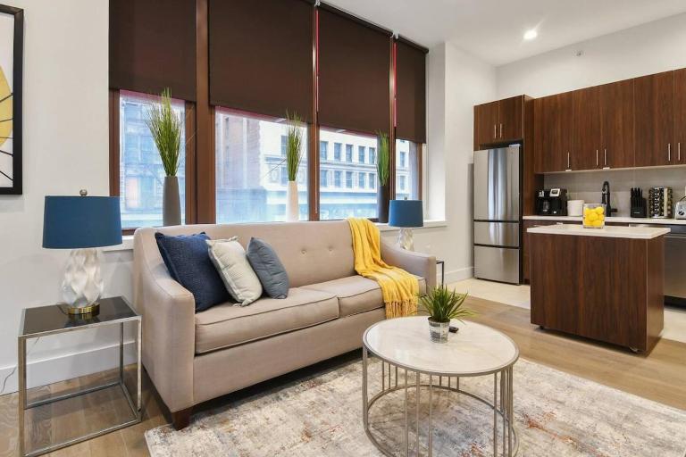 Charming 1BR King Bed - Just 20 Minutes from NYC! - Chambres d'hôtes Newark