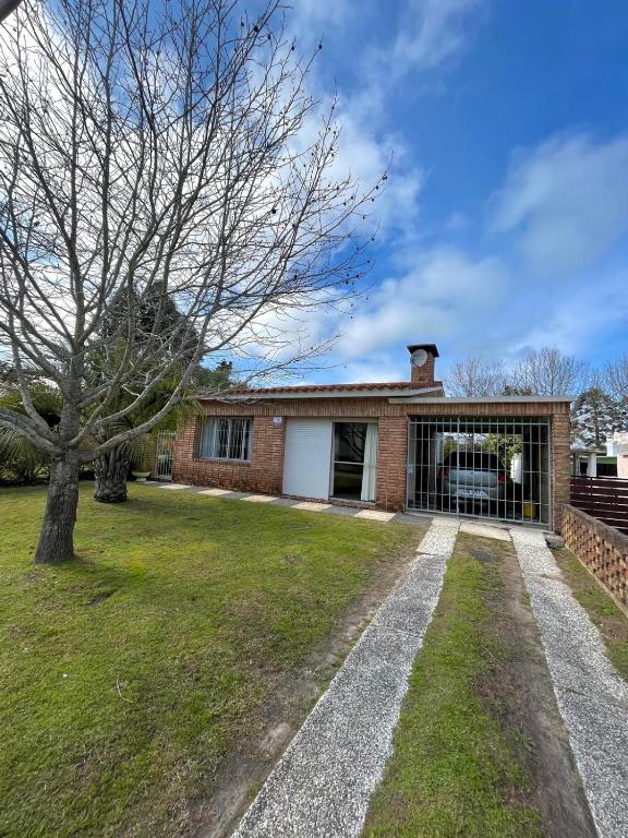 Casa en balneario Costa Azul a 2 cuadras de la playa - B&B La Floresta