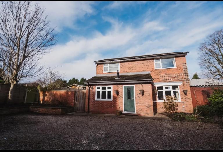 4 bedroom detached house - Bed and Breakfast Whitchurch