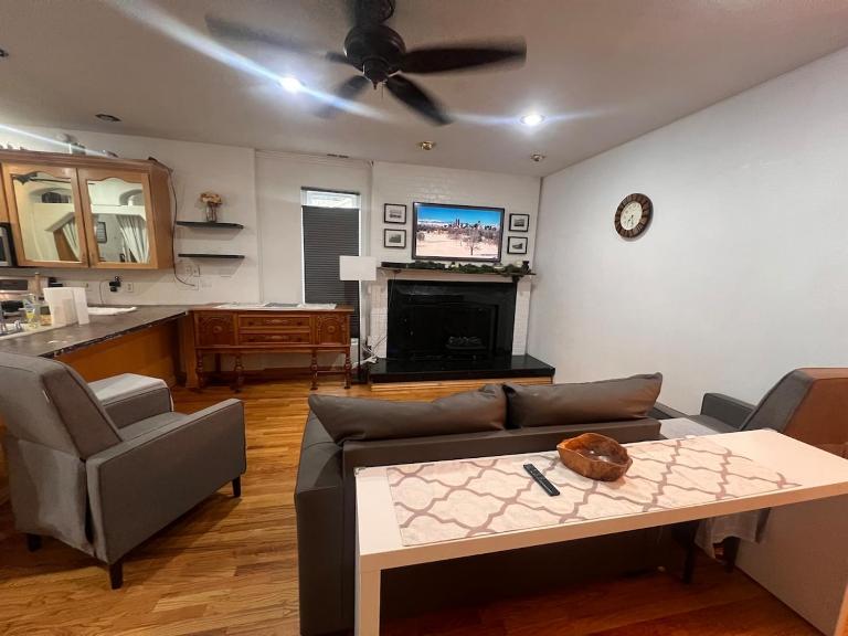 Eco-Friendly Sunnyside 3 Bedroom Bungalow - Bed and Breakfast Denver