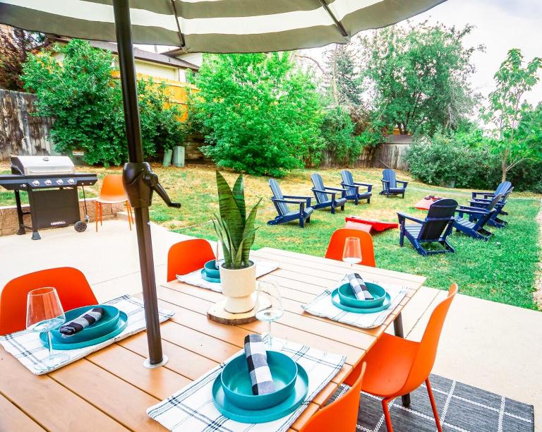 Themed Bedrooms, Movie Room & Firepit Yard - Bed and Breakfast Westminster