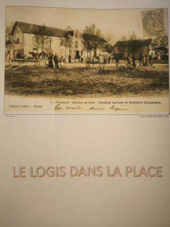 Le Logis dans la place appartement de deux chambres - B&B Thouarcé