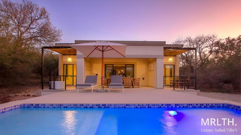 MRLTH Luxury Safari Villa, Close to KNP, Giraffe-Feeding-Tower, Spa-Bath, Boma - B&B Marloth Park