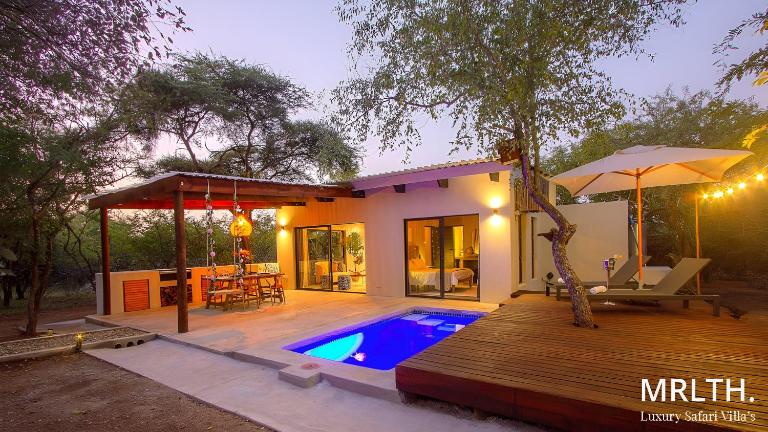 The Suite Luxury Safari Villa, Close to KNP, Starbed, Giraffe-Feeding-Tower, Bush-Bath - B&B Marloth Park