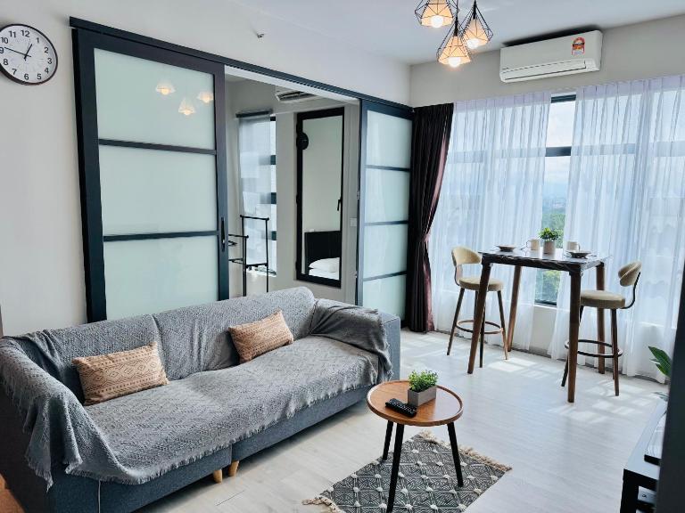 Upper Floor City View with Jesselton Quay near Suria Sabah & Jesselton point - B&B Kota Kinabalu