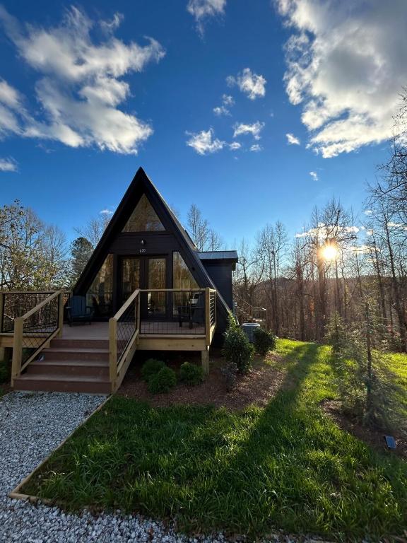 The Coop NEW A-frame Hot Tub, Fire Pit, Loft - B&B Flat Rock