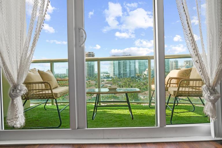 Stunning Water Views 1BR Condo with Pool and Tennis Court - B&B Sunny Isles Beach