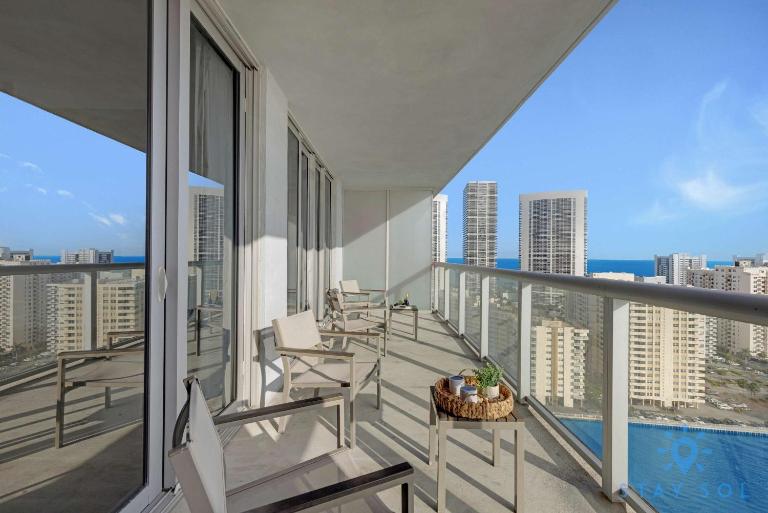 Stylish Beach Apartment with Pool - B&B Hallandale Beach