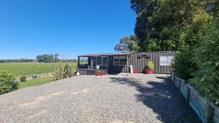 Tiny Home Container house Above the Vines - B&B Waikakaho