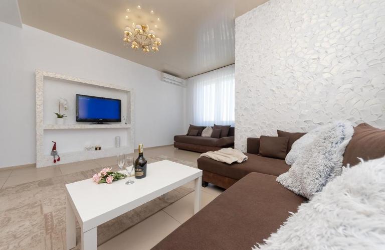 Nikira apartment 162 Оболонская набережная - Bed and Breakfast Kyiv