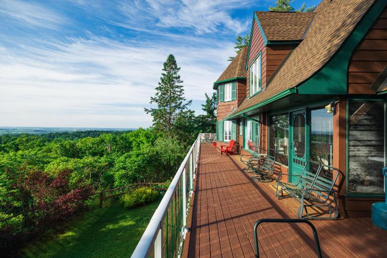 Far Horizons Luxury Vacation Home - B&B Montebello
