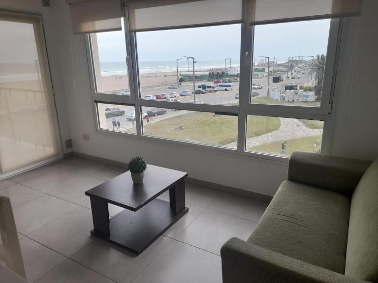 Departamento vista al mar, con cochera cubierta y pileta - B&B Necochea