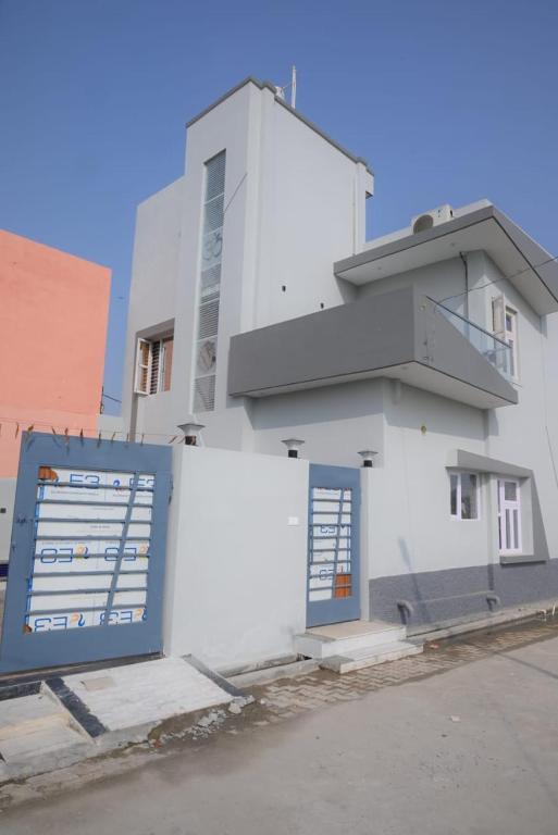 Your Place - The Pool Villa - Chambres d'hôtes Roorkee