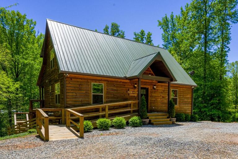 New Listing! Wine Country Retreat - 2 Bed, Hot Tub - B&B Dahlonega