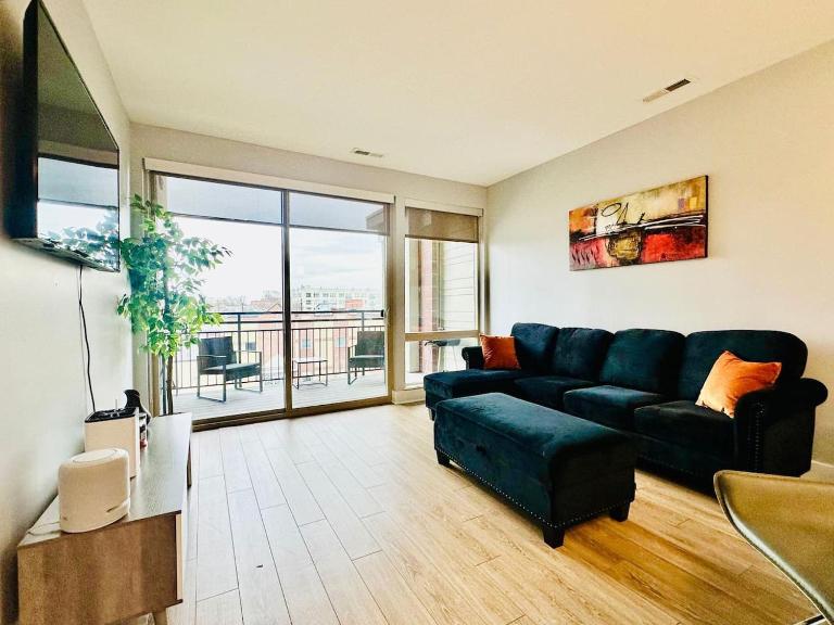 Scenic Downtown Loft with Pool - B&B Indianapolis