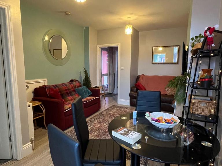 Beach Dreamland Restaurants nearby- sunny garden - B&B Margate