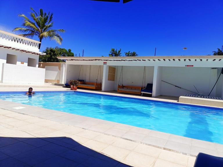 Becky Homes Diani Beach- 4BR with AC and Swimming Pool - B&B Diani Beach