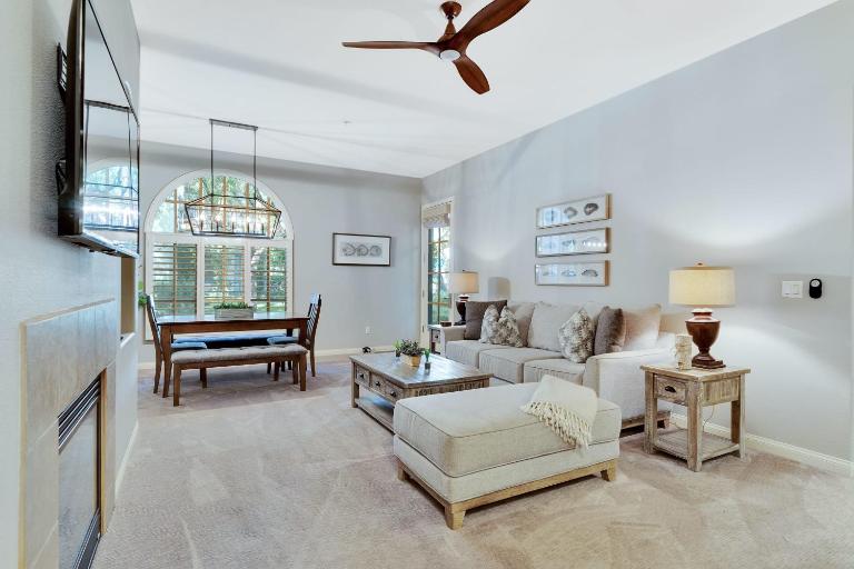 Stunning Ground Floor Villa Steps to Pool - Chambres d'hôtes La Quinta